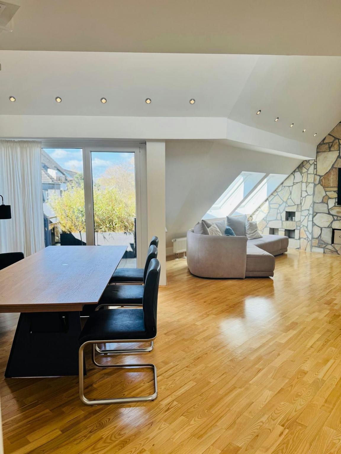 Entire Place - Sulzbachstraße, Düsseldorf - Gallery - 1