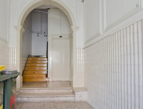 Cool single bedroom with a shower room, near the intendente metro