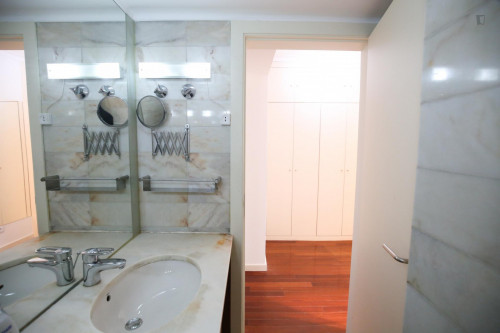 Bright and pleasant twin bedroom, in a 6-bedroom apartment, in Olaias - Gallery - 7