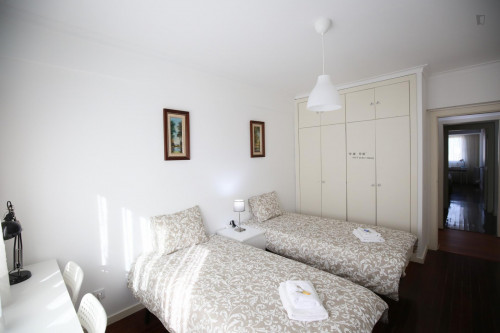 Bright and pleasant twin bedroom, in a 6-bedroom apartment, in Olaias - Gallery - 28