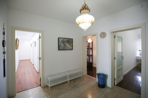 Bright and pleasant twin bedroom, in a 6-bedroom apartment, in Olaias - Gallery - 23