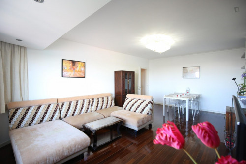Bright and pleasant twin bedroom, in a 6-bedroom apartment, in Olaias - Gallery - 37