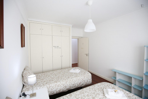 Bright and pleasant twin bedroom, in a 6-bedroom apartment, in Olaias - Gallery - 29