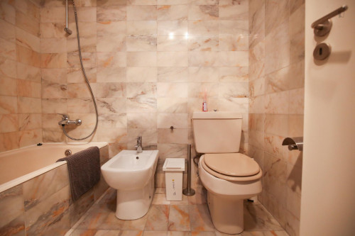 Bright and pleasant twin bedroom, in a 6-bedroom apartment, in Olaias - Gallery - 13