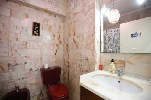 Bright and pleasant twin bedroom, in a 6-bedroom apartment, in Olaias - Gallery - 8