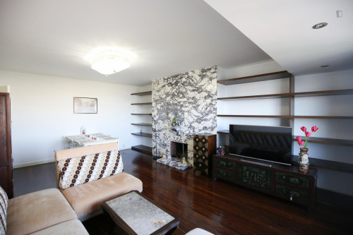 Bright and pleasant twin bedroom, in a 6-bedroom apartment, in Olaias - Gallery - 33