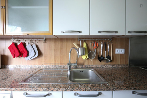 Bright and pleasant twin bedroom, in a 6-bedroom apartment, in Olaias - Gallery - 44