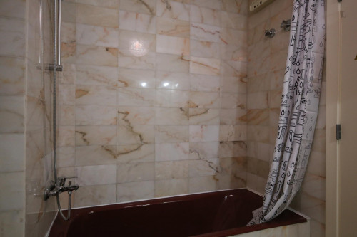 Bright and pleasant twin bedroom, in a 6-bedroom apartment, in Olaias - Gallery - 16