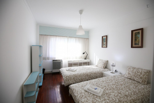 Bright and pleasant twin bedroom, in a 6-bedroom apartment, in Olaias - Gallery - 36