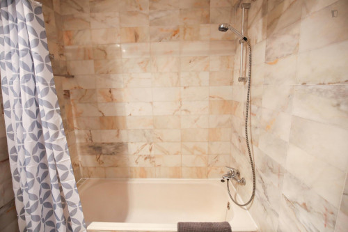 Bright and pleasant twin bedroom, in a 6-bedroom apartment, in Olaias