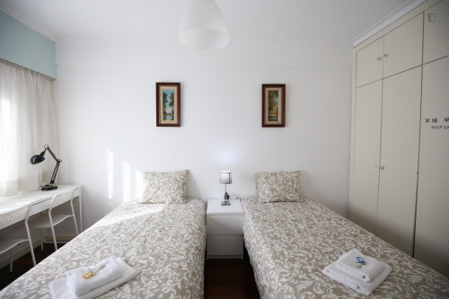 Bright and pleasant twin bedroom, in a 6-bedroom apartment, in Olaias - Gallery - 27
