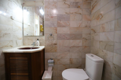 Bright and pleasant twin bedroom, in a 6-bedroom apartment, in Olaias - Gallery - 15