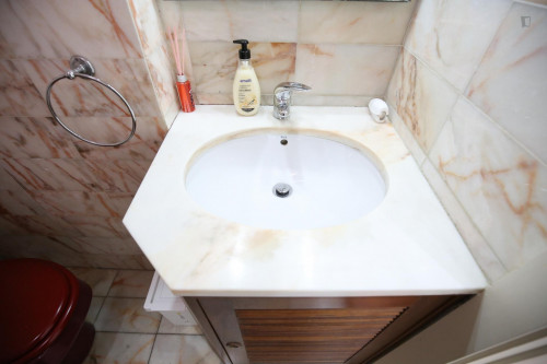 Bright and pleasant twin bedroom, in a 6-bedroom apartment, in Olaias - Gallery - 9