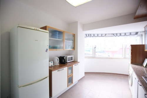 Bright and pleasant twin bedroom, in a 6-bedroom apartment, in Olaias - Gallery - 41