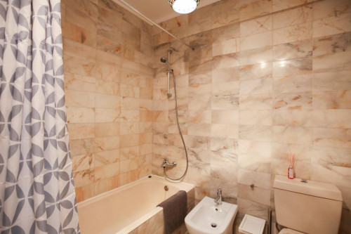 Bright and pleasant twin bedroom, in a 6-bedroom apartment, in Olaias - Gallery - 46