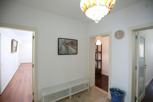Bright and pleasant twin bedroom, in a 6-bedroom apartment, in Olaias - Gallery - 20