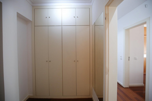 Bright and pleasant twin bedroom, in a 6-bedroom apartment, in Olaias - Gallery - 18