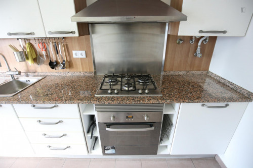 Bright and pleasant twin bedroom, in a 6-bedroom apartment, in Olaias - Gallery - 45
