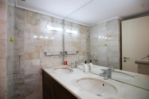 Bright and pleasant twin bedroom, in a 6-bedroom apartment, in Olaias