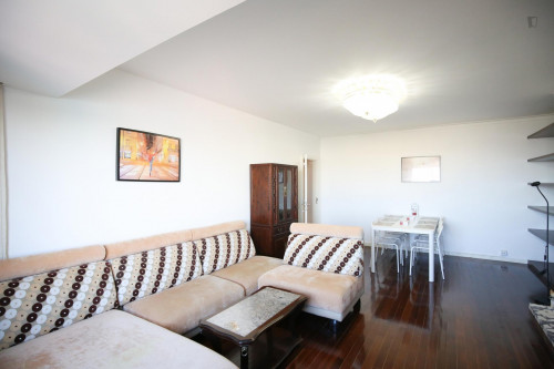 Bright and pleasant twin bedroom, in a 6-bedroom apartment, in Olaias - Gallery - 32
