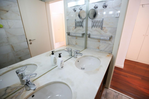 Bright and pleasant twin bedroom, in a 6-bedroom apartment, in Olaias - Gallery - 6