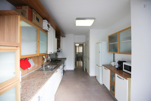 Bright and pleasant twin bedroom, in a 6-bedroom apartment, in Olaias - Gallery - 43
