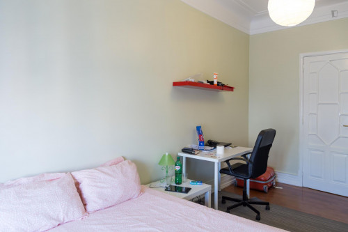 Amazing double bedroom with a bright window view in a student apartment near IST