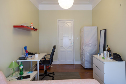 Amazing double bedroom with a bright window view in a student apartment near IST  - Gallery -  5