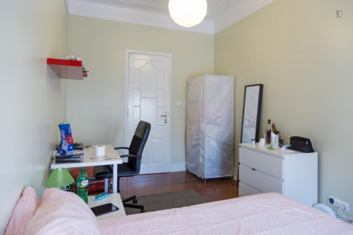 Amazing double bedroom with a bright window view in a student apartment near IST
