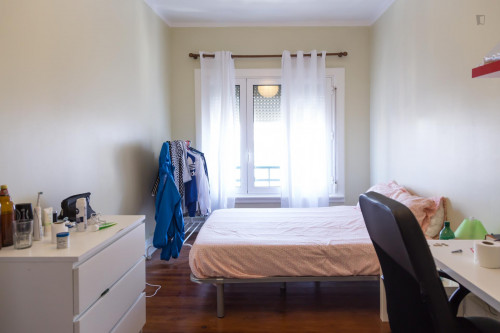 Amazing double bedroom with a bright window view in a student apartment near IST