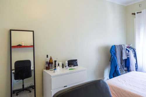 Amazing double bedroom with a bright window view in a student apartment near IST