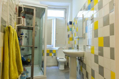 Single bedroom in Almirante Reis