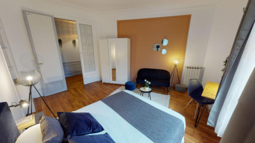 Bright double bedroom not far from Convention metro station