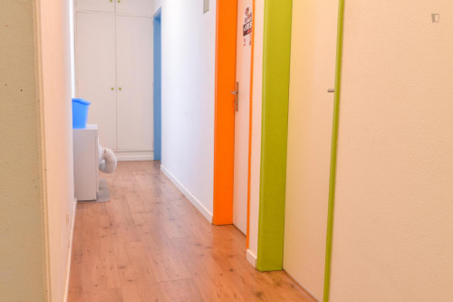 Single bedroom in 8-bedroom flat