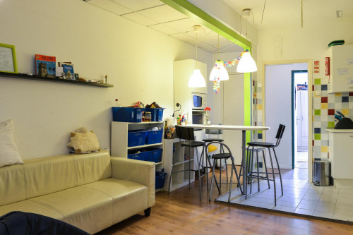 Single bedroom in 8-bedroom flat