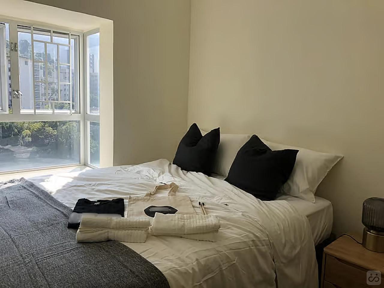 Large Deluxe (bedroom02) - 2
