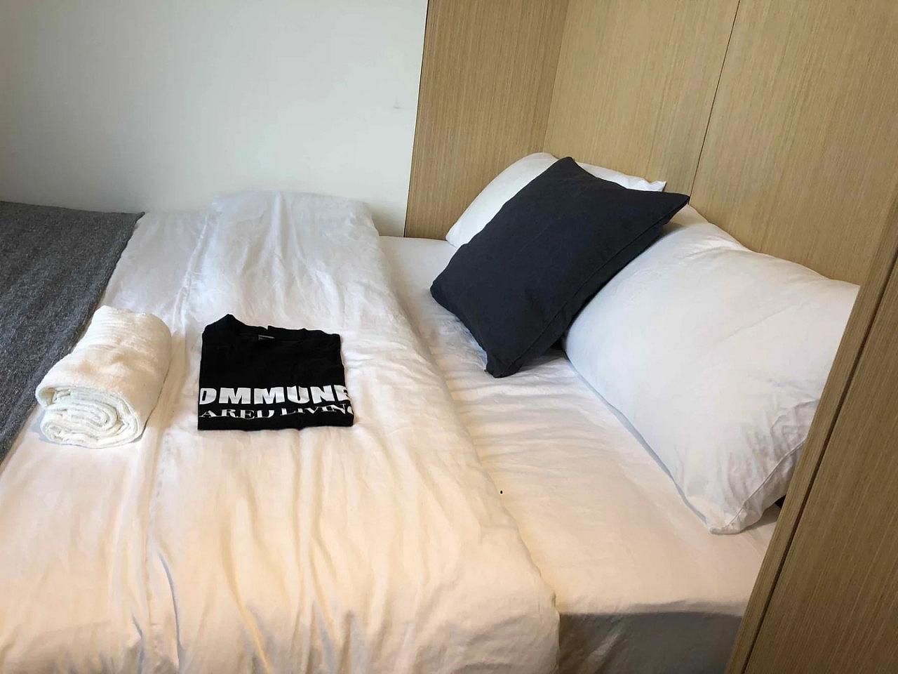 Large Deluxe (bedroom 03) - Vibrant Coliving Apartment in Kennedy Town with Community Events & Amenities Home - Gallery - 1
