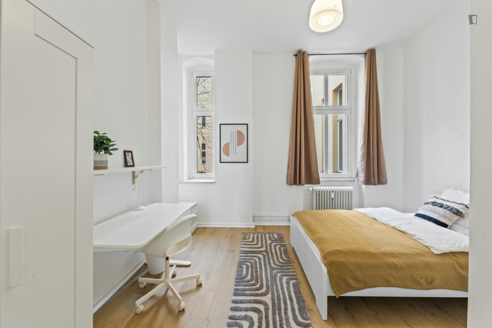 Big Double Bedroom In The Bavarian Quarter - Big double bedroom in the Bavarian Quarter - Gallery - 1