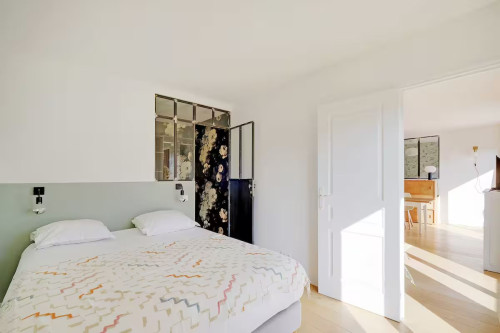 Large Parisian apartment for 2 bedrooms/4 people - République