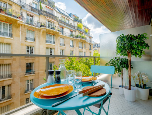 Le Paul >•< Near the Eiffel Tower, shops, and metro