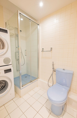 Le Paul >•< Near the Eiffel Tower, shops, and metro