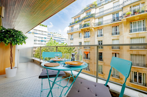 Le Paul >•< Near the Eiffel Tower, shops, and metro