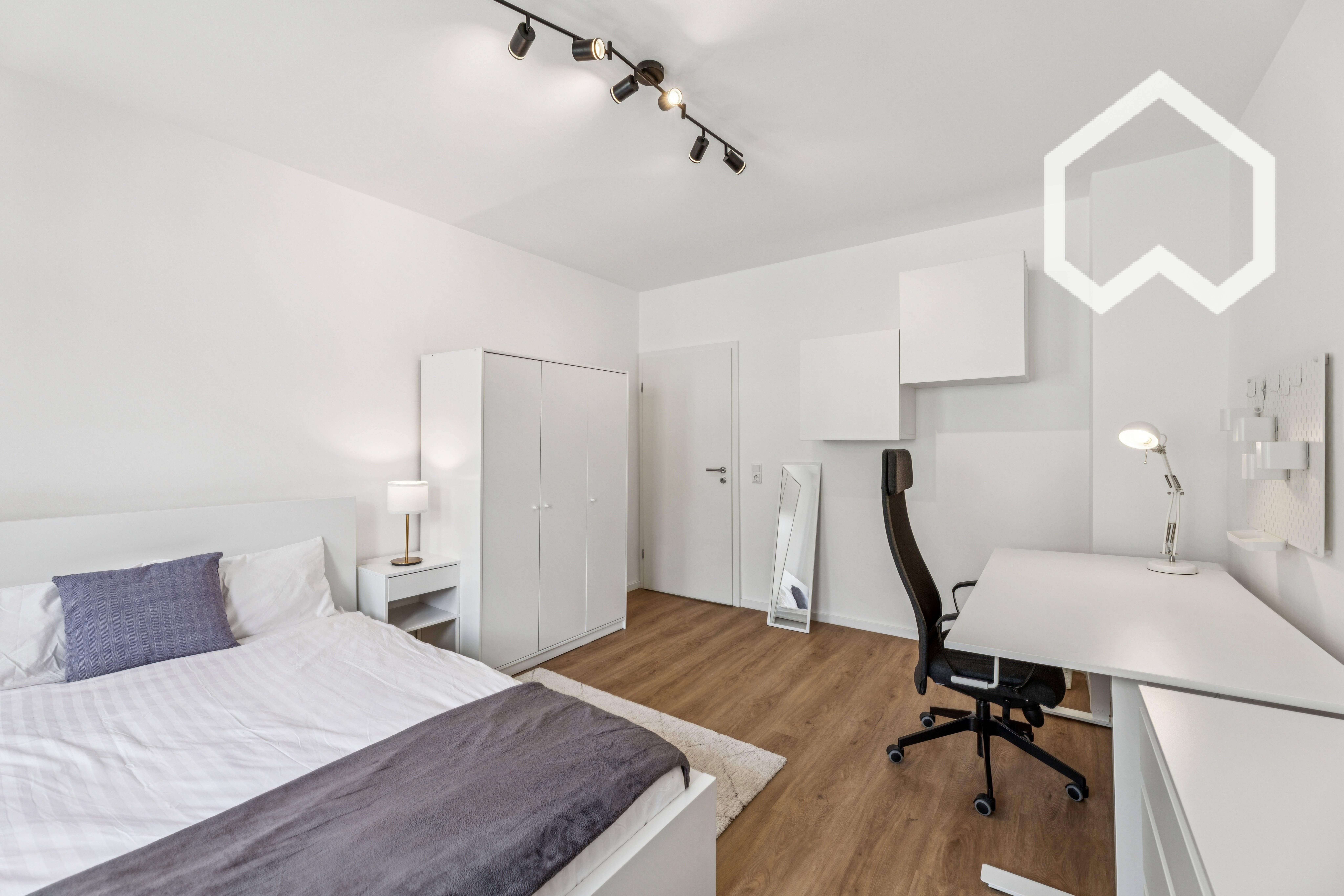 Newly Renovated 2-Bedroom Business Suite - Perfect For Remote Work & Corporate Commuters (close To S - 4