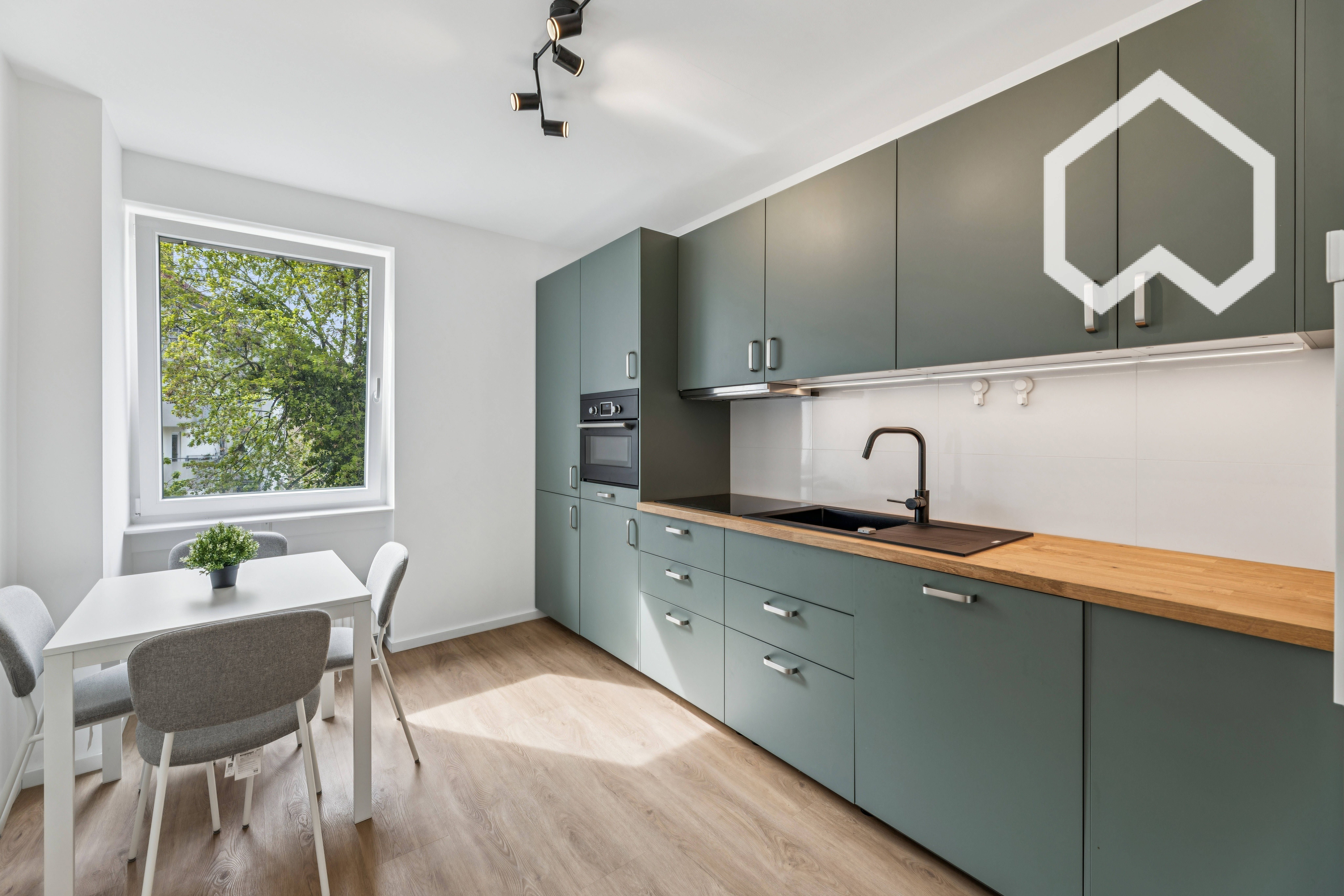 Newly Renovated 2-Bedroom Business Suite - Perfect For Remote Work & Corporate Commuters (close To S - 11