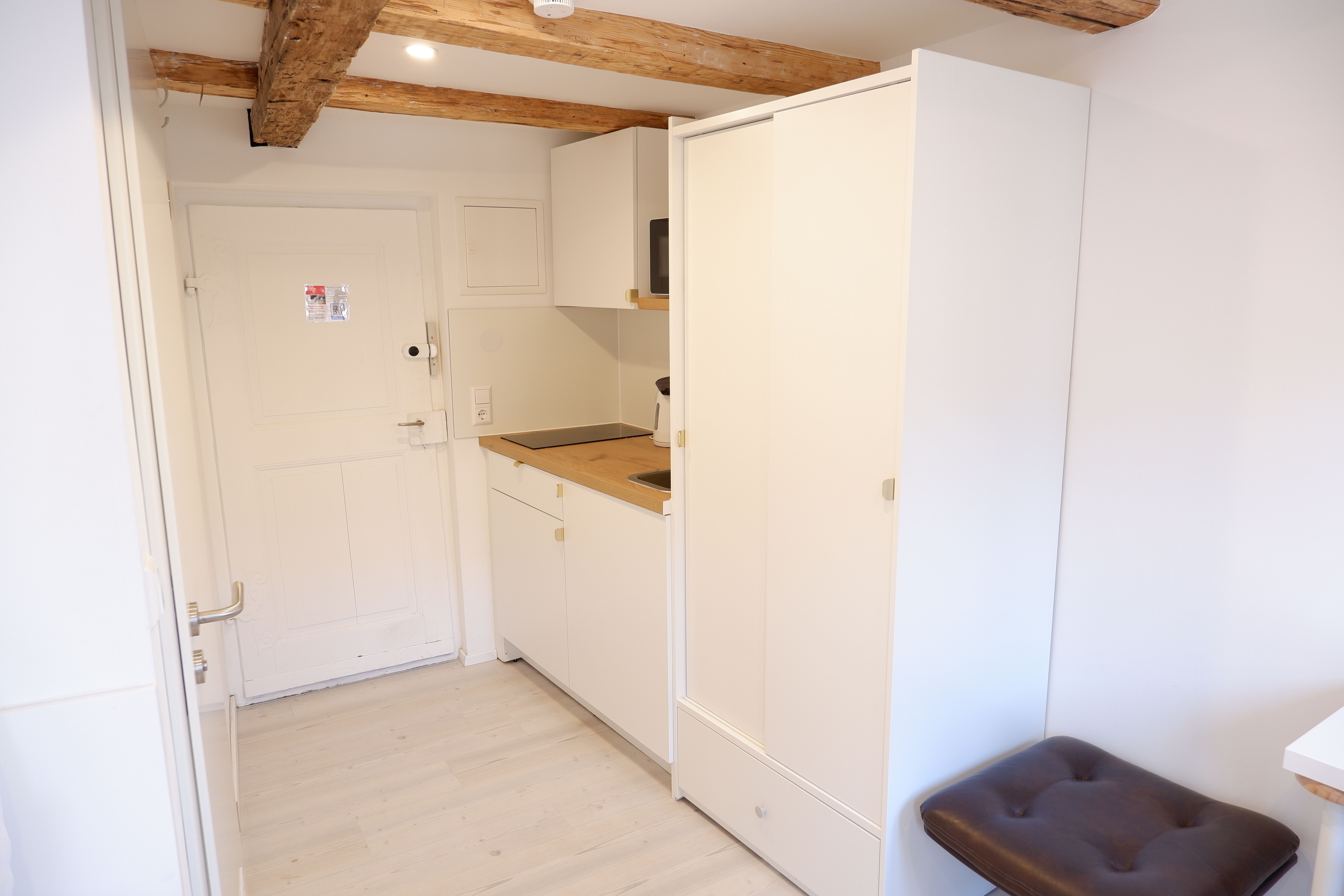  Charming Newly Renovated Studio Apartment In The Heart Of Tübingen’s Old Town  -  Charming Newly Renovated Studio Apartment in the Heart of Tübingen’s Old Town  - Gallery -  6