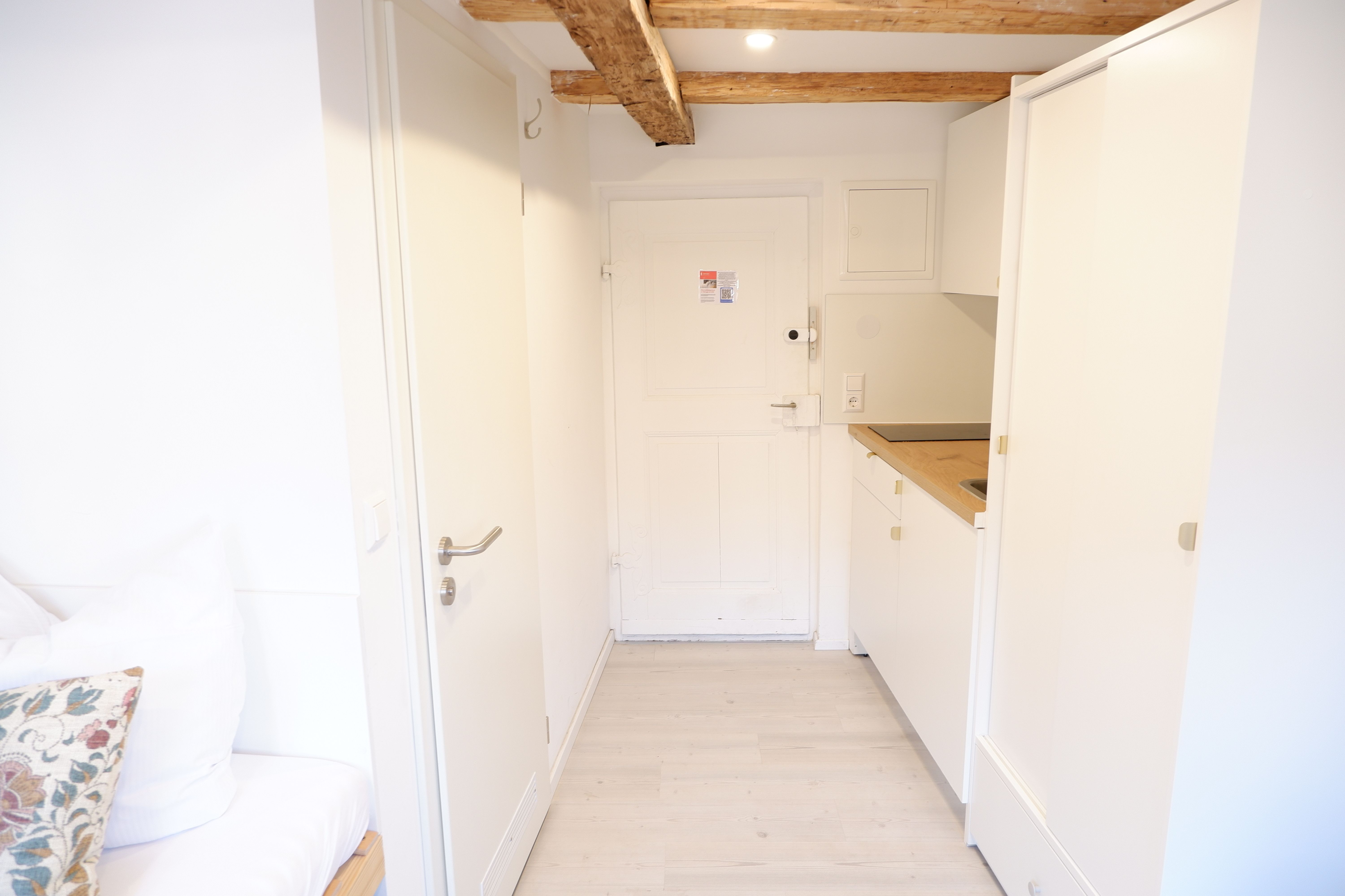  Charming Newly Renovated Studio Apartment In The Heart Of Tübingen’s Old Town  -  Charming Newly Renovated Studio Apartment in the Heart of Tübingen’s Old Town  - Gallery -  5