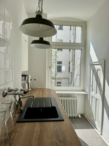 Beautiful and spacious Altbau Wohnung close by the lively Potsdamerstraße