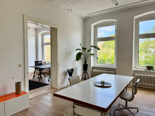 Beautiful and spacious Altbau Wohnung close by the lively Potsdamerstraße
