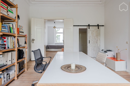 Beautiful and spacious Altbau Wohnung close by the lively Potsdamerstraße  - Gallery -  3