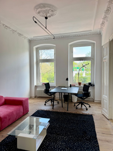 Beautiful and spacious Altbau Wohnung close by the lively Potsdamerstraße